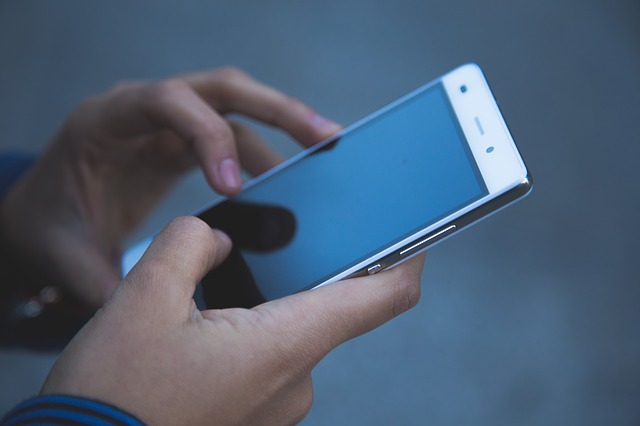 Mobil, smartphone, ruky.jpg