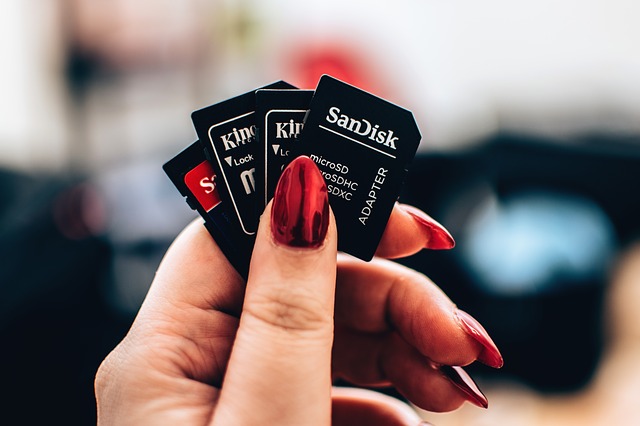 microSD karty, nagelované nechty.jpg